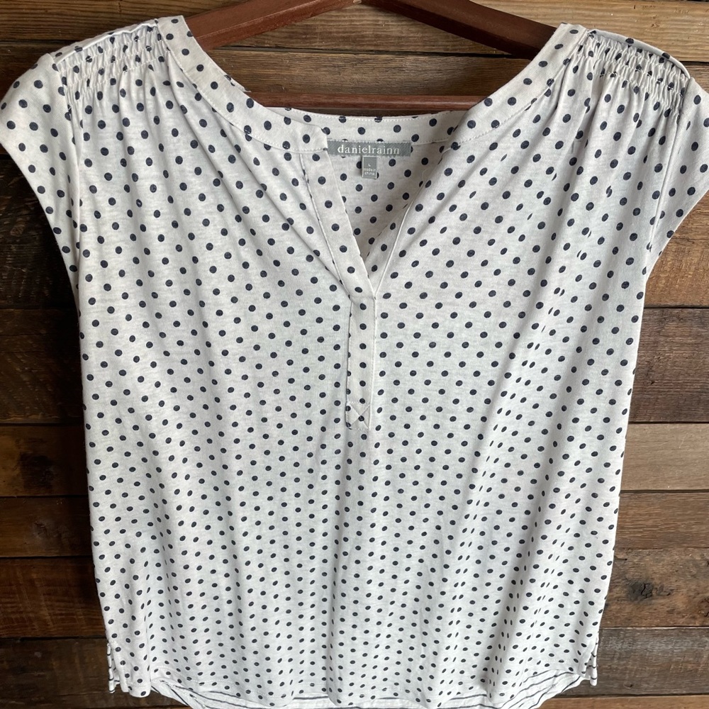 Daniel Rainn Abrienne Split Neck Cap Sleeve
White w/Blue pattern; Large